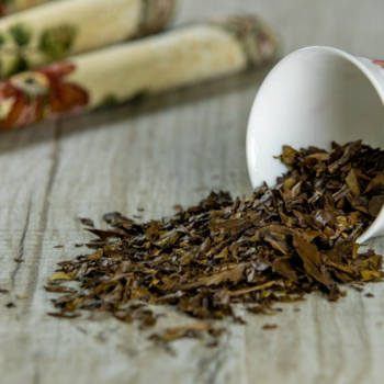 Loose-Leaf Black Tea (Whole Leaf) – Poured from a White Porcelain Cup